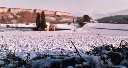 Esglsia de Santa M. de les Feixes, 16.12.2001 (nevat). Al fons, el barri de Canaletes (Cerdanyola).