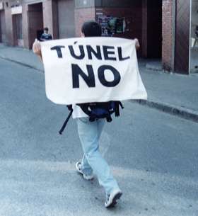 Manifestant amb pancarta 'Tnel No'