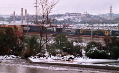 Estaci de Renfe Cerdanyola-Universitat. Al fons, la UAB. Nevada del 14.12.2001.